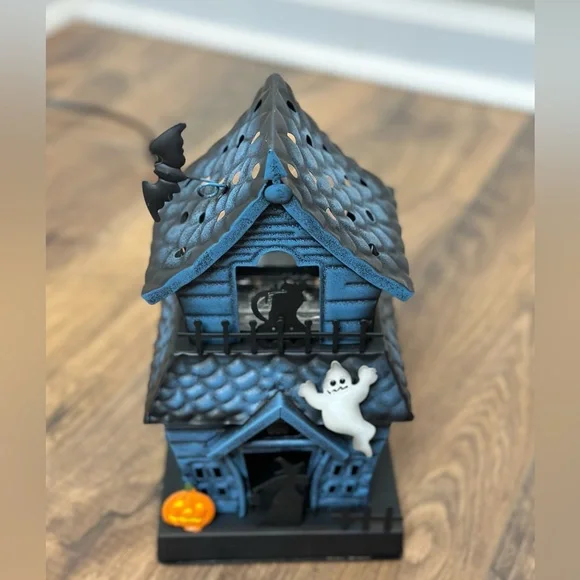 Haunting Good Time Scentsy Warmer - Picture 5 of 12